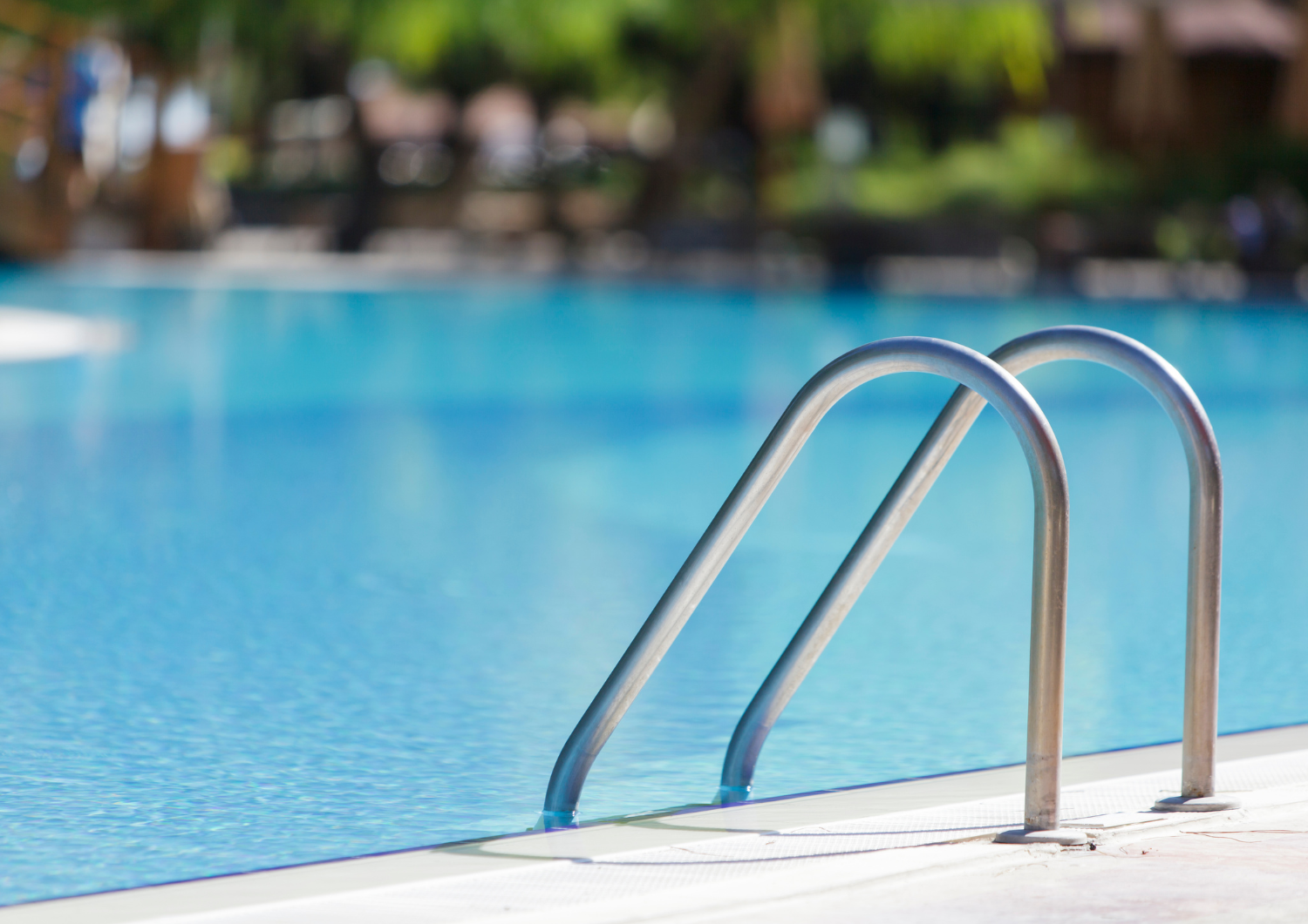 Escaleras de piscina de sal en zona comunitaria de Sabadell
