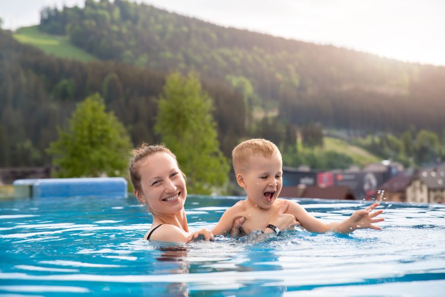 madre con su hijo en piscina