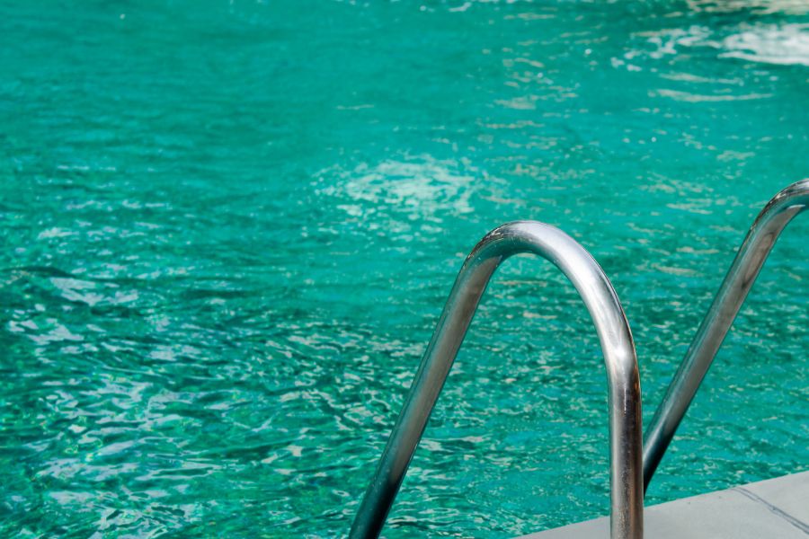 piscina con escaleras
