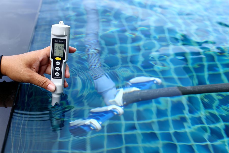 midiendo piscina de sal