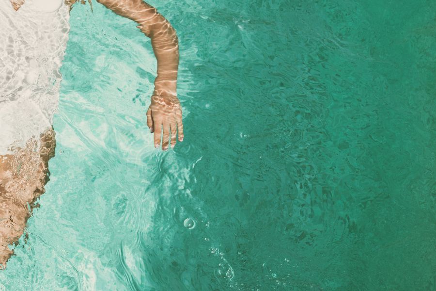 persona flotando en piscina