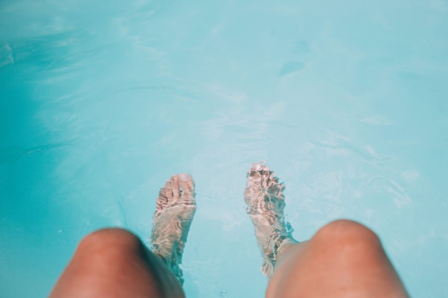 pies en piscina