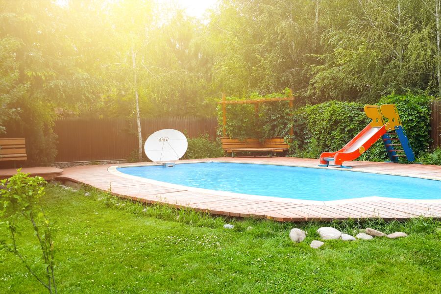 jardín con piscina