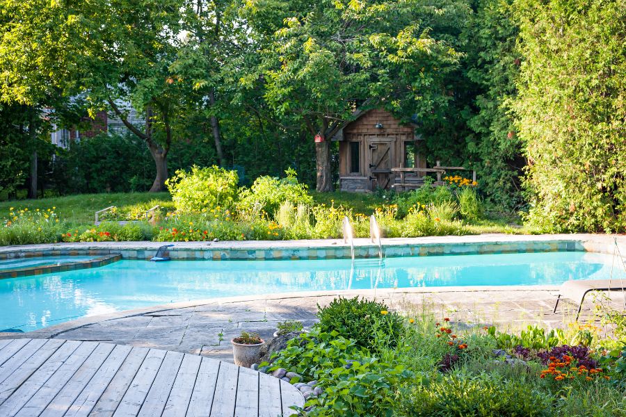 casa con jardín y piscina