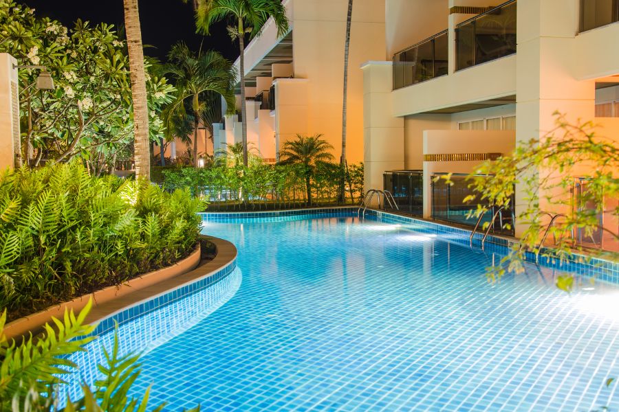 piscina rodeada de plantas