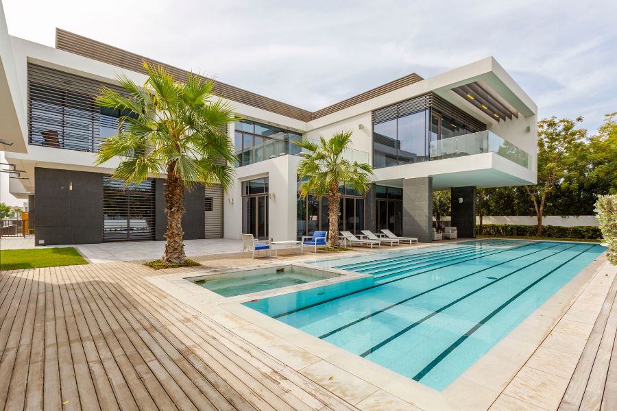 casa moderna con piscina