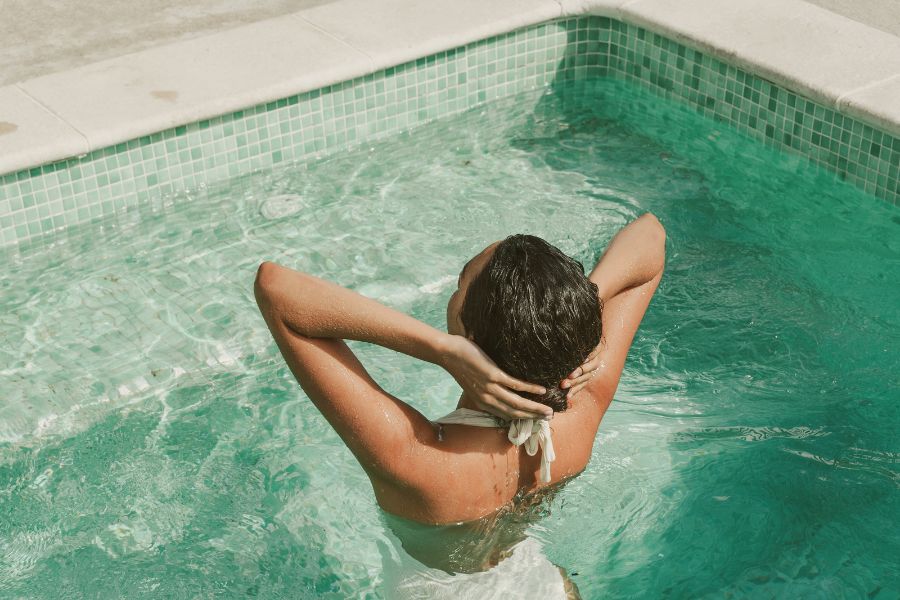 chica disfrutando de un baño en una piscina