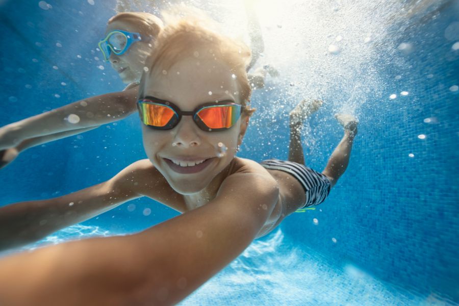 niños buceando en piscina