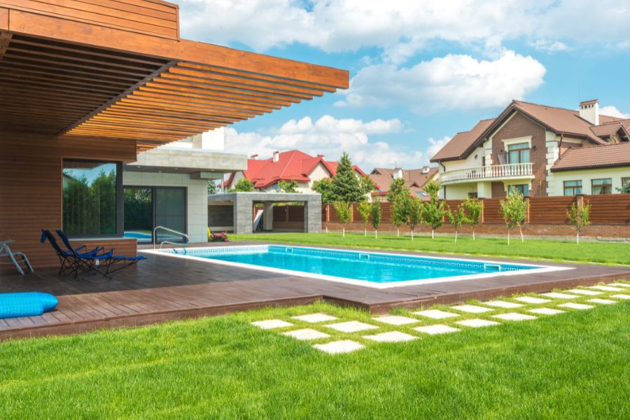 casa con piscina y jardín