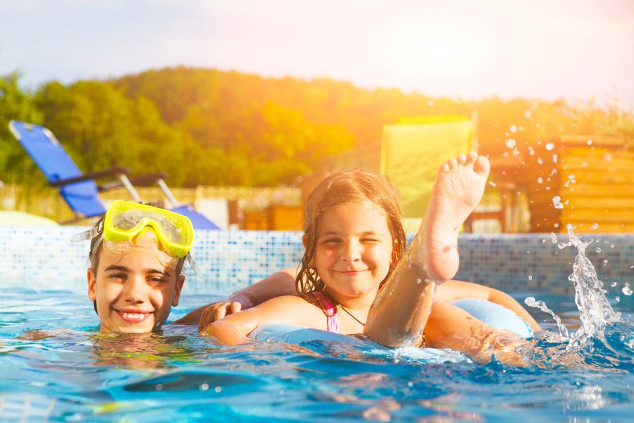 niños disfrutando en la piscina