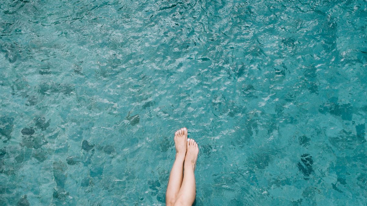 piernas en piscina