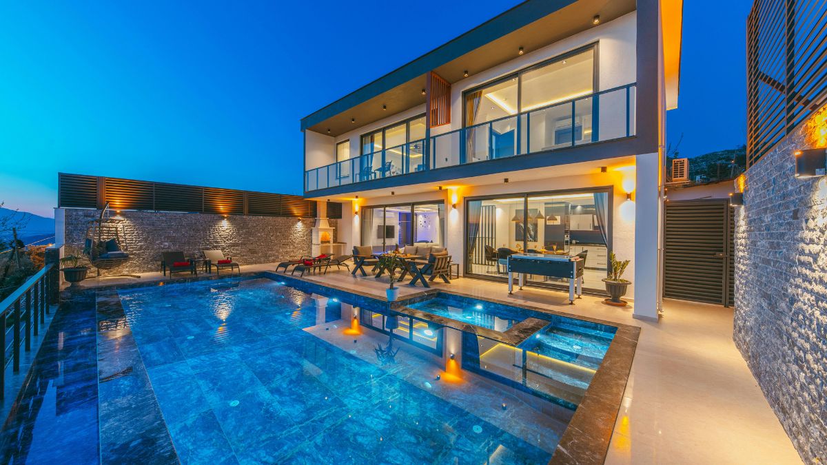 casa lujosa con piscina