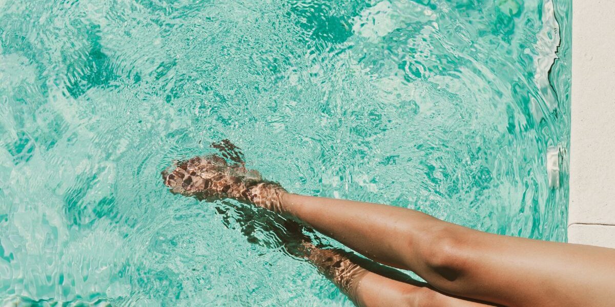 piernas en la piscina