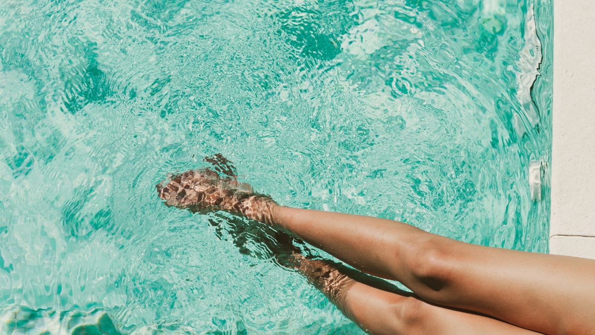 piernas en la piscina
