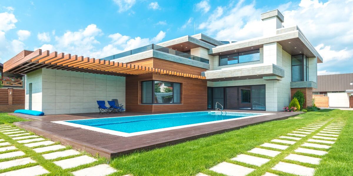 casa con jardín y piscina