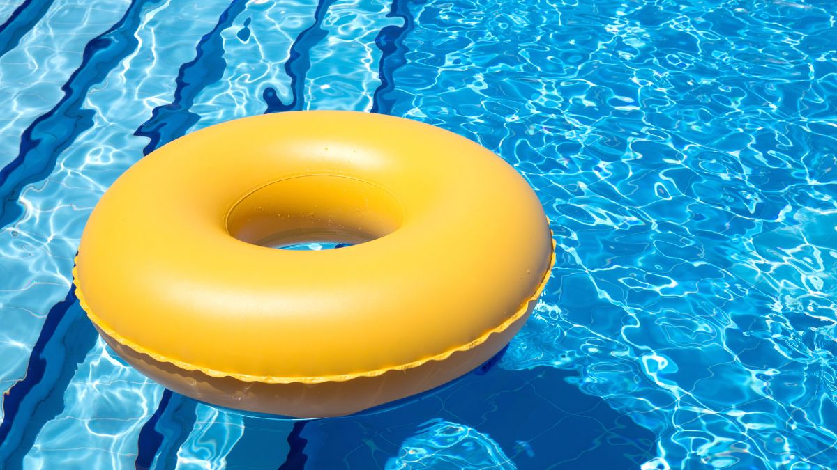 flotador en la piscina