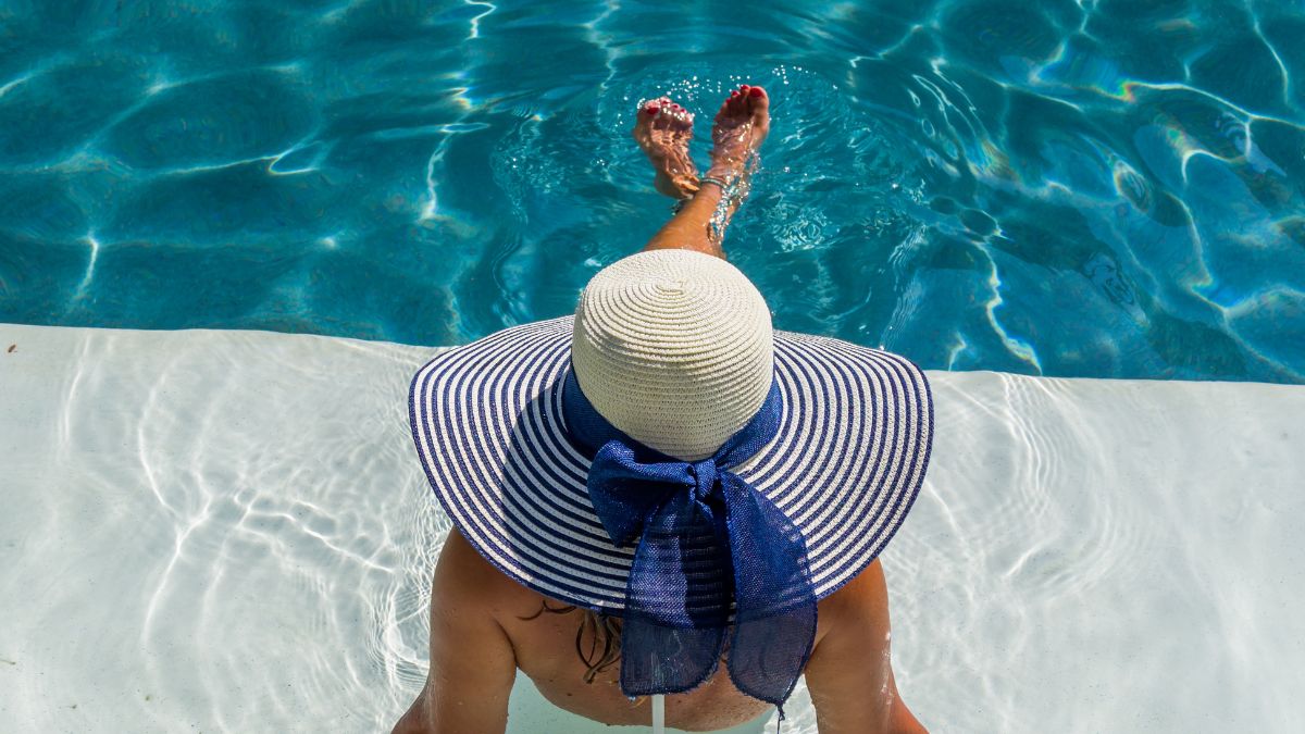 chica en piscina
