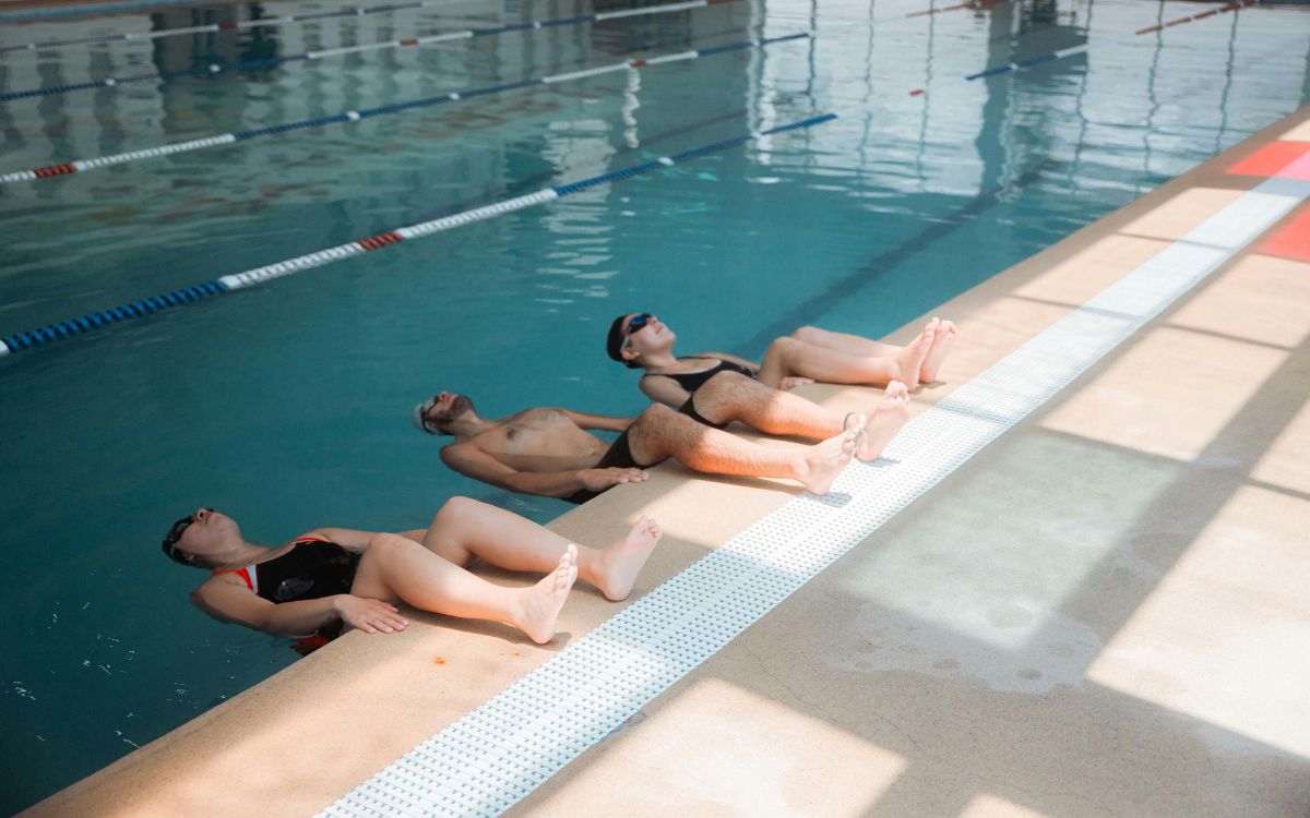 personas en piscina
