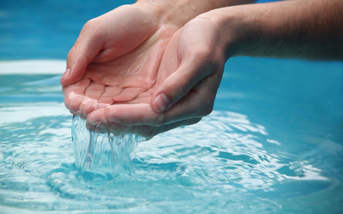 manos piscina