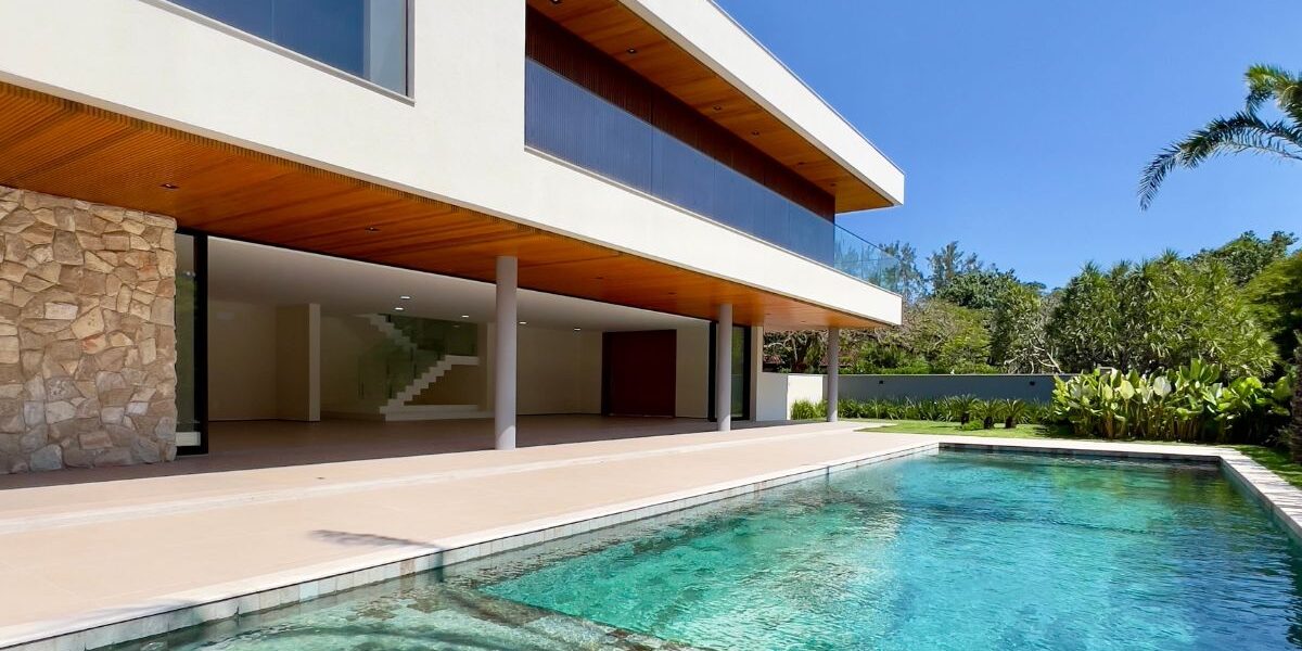 casa con piscina al instalar clorador salino
