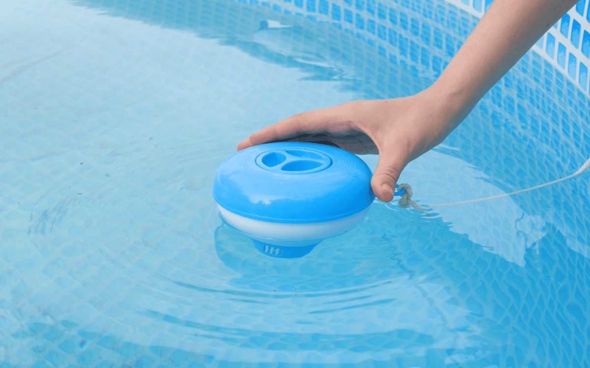 instalación de clorador salino en Blanes en sistema de piscina moderno