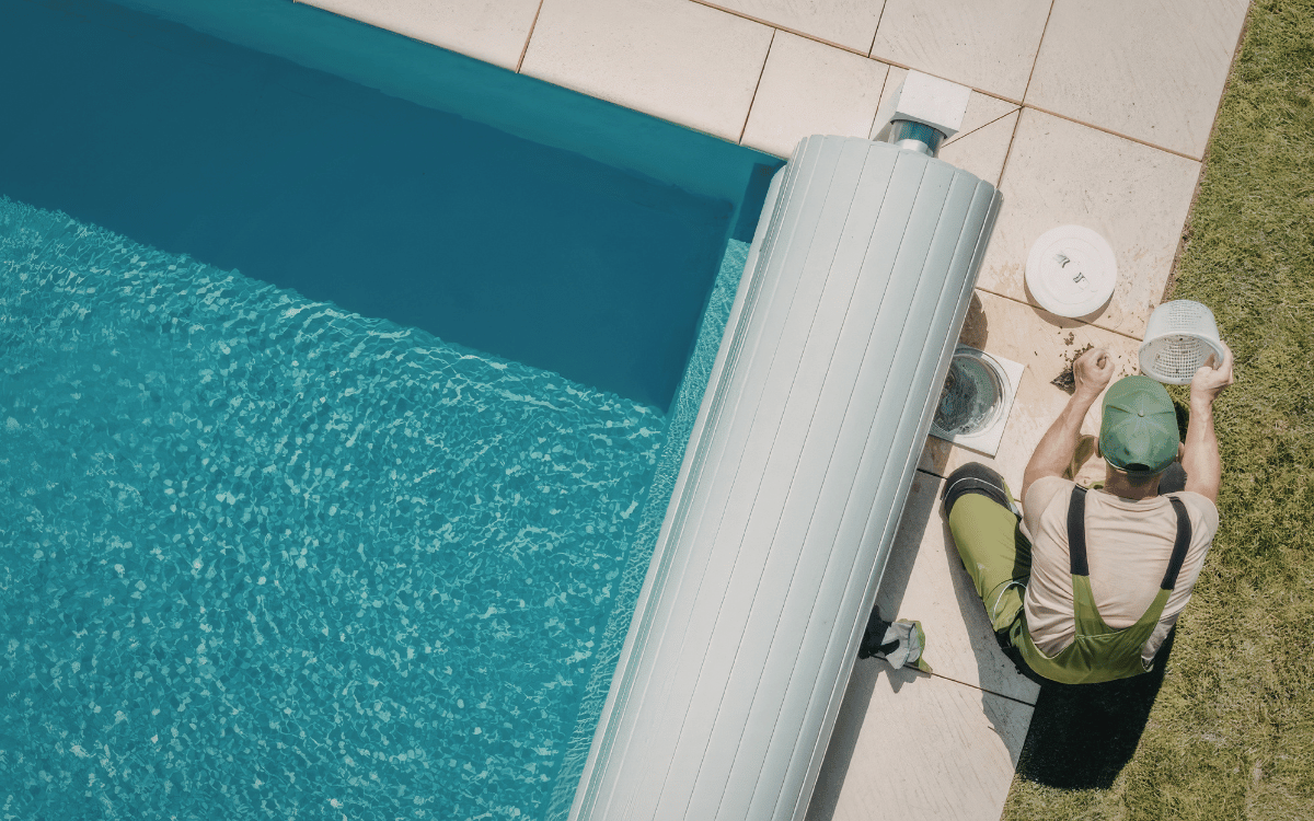 instalación de cubiertas para piscinas en Sitges con sistema telescópico moderno